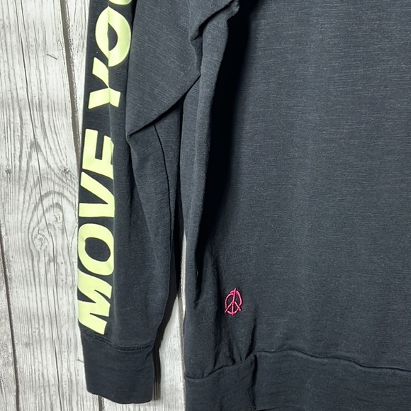 NIKE SPORTSWEAR  WORLD TOUR LONG SLEEVE SHIRT SIZE MEDIUM - Picture 11 of 12